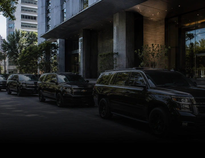 Chofer ejecutivo junto a una camioneta blindada Nivel III Plus disponible para renta en Ciudad de México.