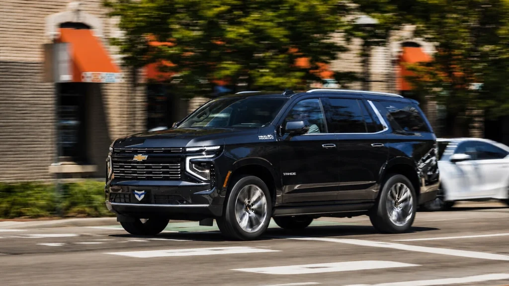 Vista lateral de una Chevrolet Tahoe blindada con diseño robusto y blindaje certificado.
