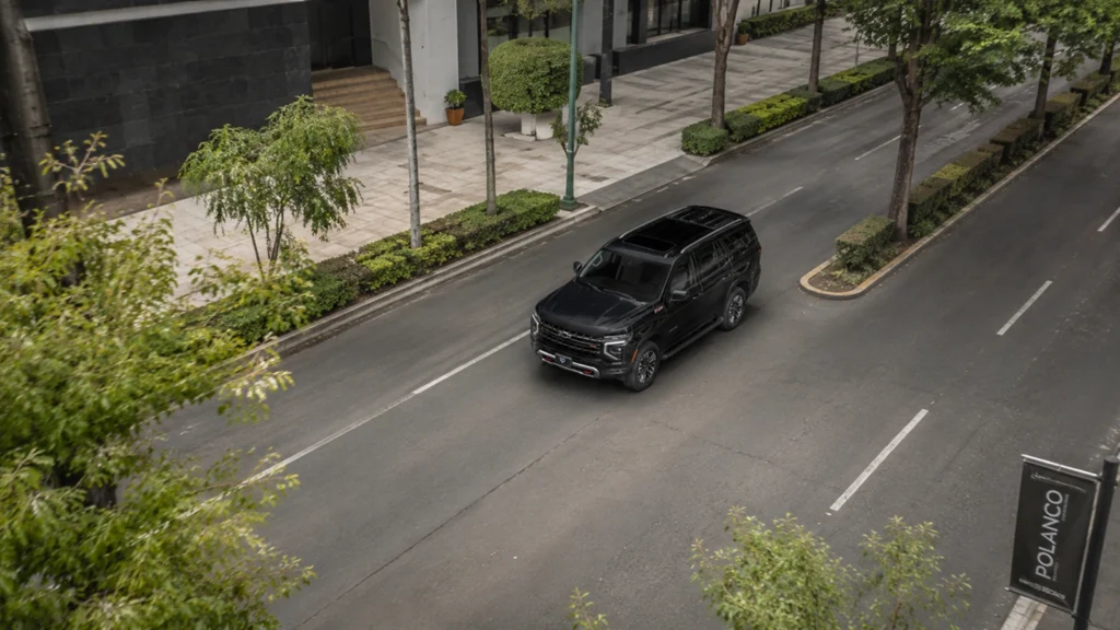 Camioneta Chevrolet Tahoe blindada ideal para transporte ejecutivo con amplio espacio y confort.