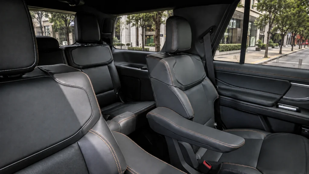 Interior de Ford Expedition blindada con acabados premium, asientos de lujo y tecnología de última generación.