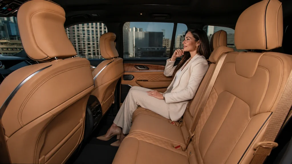 Interior de Jeep Grand Cherokee blindada con acabados premium, tecnología avanzada y amplio espacio para los pasajeros.