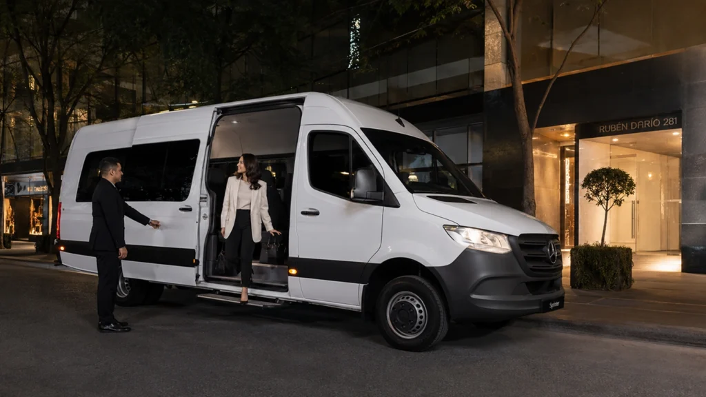 Mercedes-Benz Sprinter blindada disponible para traslados corporativos, diplomáticos y eventos especiales.
