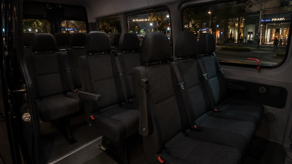 Interior de Mercedes-Benz Sprinter blindada con asientos confortables y amplio espacio para pasajeros.