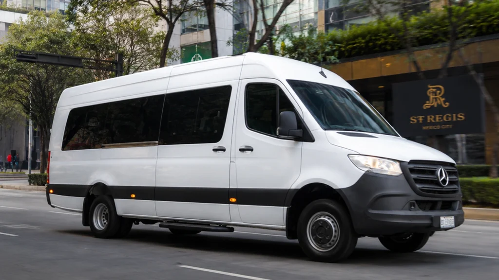 Mercedes-Benz Sprinter blindada ideal para transporte ejecutivo con altos estándares de seguridad y comodidad.